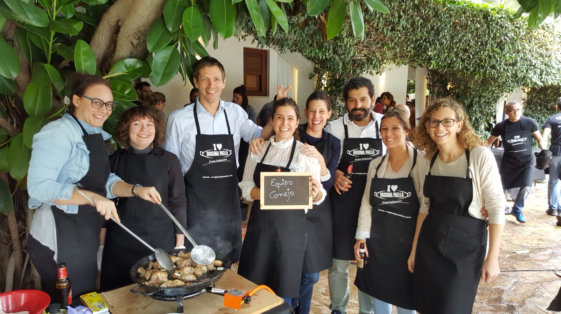 Equipo de empresa cocinando su paella al aire libre